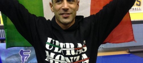 Alessio Martino posa con la maglia dei tifosi