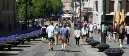 Calle de Noruega transitada por personas