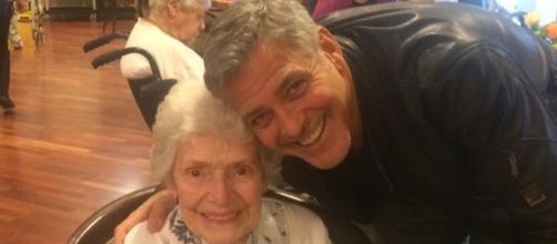 George Clooney surprises 87-year-old fan on her birthday - Photo: Blasting News Library - libertygalaxy.com