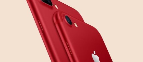 iphone 7 rosso creato per la collaborazione con la RED