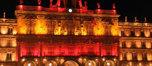 Plaza Mayor de Salamanca con la bandera de España proyectada en su fachada.