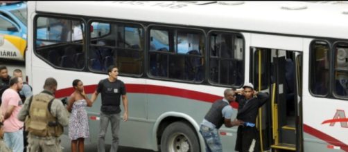 Sequestro: Bandido mantém reféns 30 passageiros em ônibus na ponte Rio-Niterói (Foto: Gabriel Paiva/O Globo)