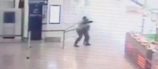 VIDEO : Les images CHOCS de la fusillade à Orly
