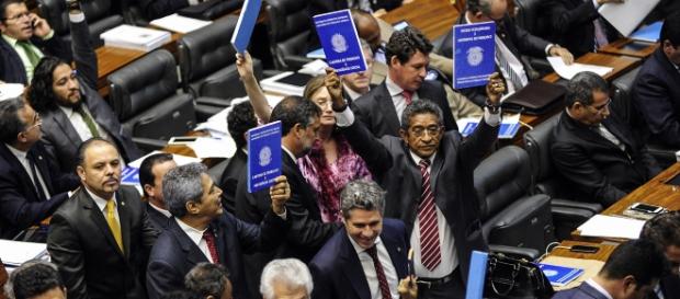 Alerta sobre terceirização movimentou redes sociais nesta terça-feira (21) Alerta sobre terceirização movimentou redes sociais nesta terça-feira (21)