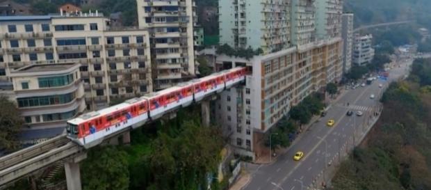 Gestores chineses construíram um trilho que passa por dentro de um edifício (Crédito: YouTube/PatrynWorldLatestNew) Gestores chineses construíram um trilho que passa por dentro de um edifício (Crédito: YouTube/PatrynWorldLatestNew)