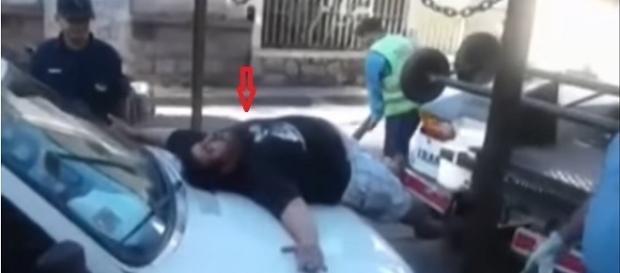 Homem tenta impedir carro de ser guinchado ao fingir crise de nervos na rua Homem tenta impedir carro de ser guinchado ao fingir crise de nervos na rua