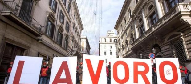 In Italia torna a crescere la disoccupazione. In Italia torna a crescere la disoccupazione.