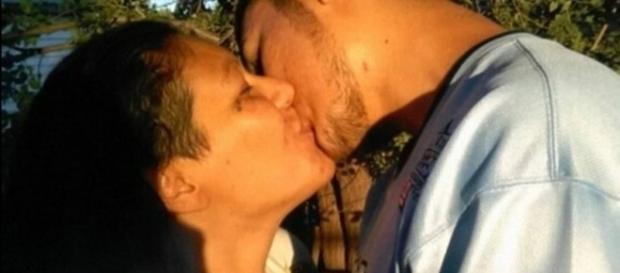 Na imagem é possível ver mãe e filho que mantinham o relacionamento amoroso, com o consentimento da família. Na imagem é possível ver mãe e filho que mantinham o relacionamento amoroso, com o consentimento da família.
