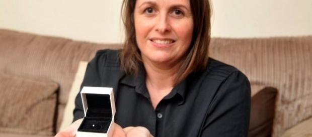A noiva Sally Thomson ficou chocada ao encontrar um diamante dentro de um ovo de galinha A noiva Sally Thomson ficou chocada ao encontrar um diamante dentro de um ovo de galinha