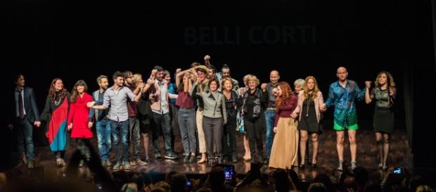 Una foto di gruppo con gli attori e gli autori dei testi Una foto di gruppo con gli attori e gli autori dei testi