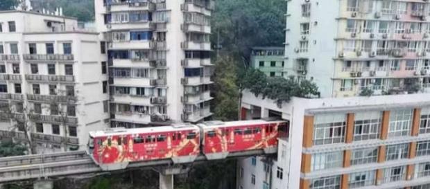 Următoarea oprire, în sufragerie! Un tren trece prin mijlocul unui bloc în orașul Chongqing din China - Foto credit: Getty Următoarea oprire, în sufragerie! Un tren trece prin mijlocul unui bloc în orașul Chongqing din China - Foto credit: Getty