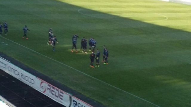 I calciatori del Lecce in campo.