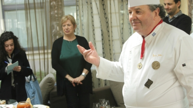 Lo chef Julien durante l'appuntamento Apperò....il Québec!