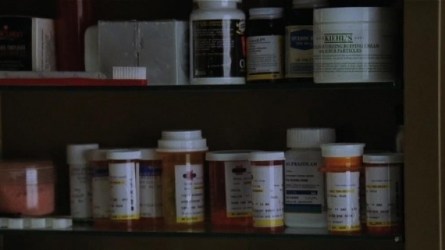 Médicaments dans une pharmacie de salle de bain