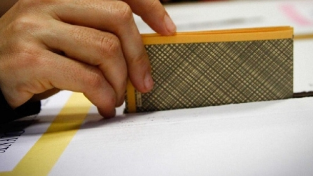 Un elettorale depone la sua scheda nell'urna