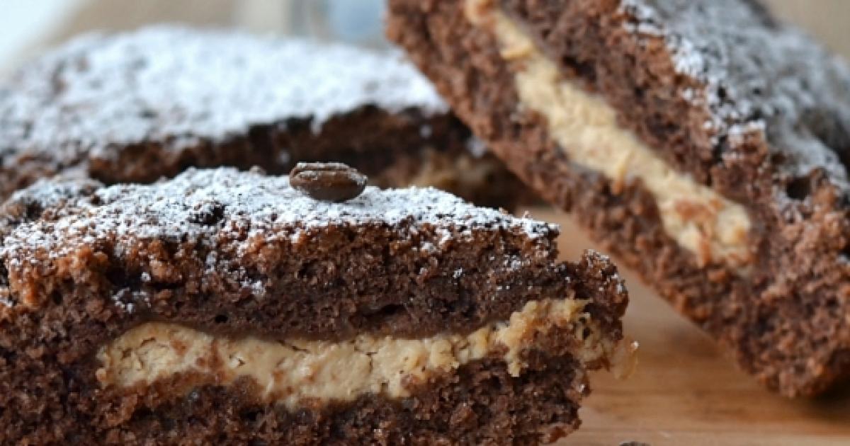 Torta farcita al caffè con crema e scaglie al cioccolato