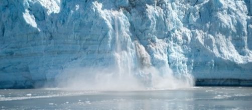Glacier calving, Pixabay Schmid-Reportagen https://pixabay.com/en/alaska-glacier-ice-calving-566722/