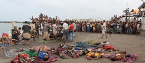 Il soccorso ai superstiti somali dopo l'affondamento del barcone in fuga dallo Yemen