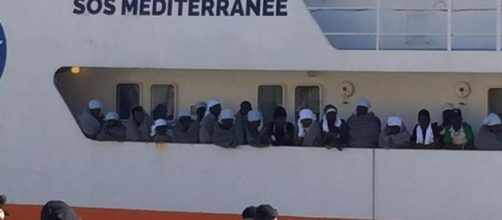 Migranti, una nave appartenente a una Ong intervenuta in soccorso nel Mediterraneo