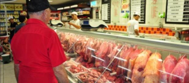 Diminuição nas exportações de carne deve aumentar produtos no mercado interno e diminuir preço Diminuição nas exportações de carne deve aumentar produtos no mercado interno e diminuir preço