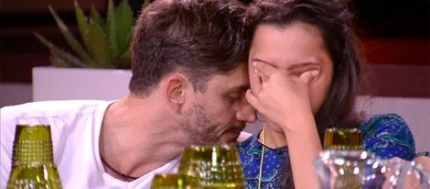 Emilly conta para Marcos que já fez teste de gravidez que foi positivo. Emilly conta para Marcos que já fez teste de gravidez que foi positivo.