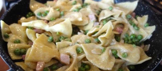 Farfalle integrali con piselli e speck - unapadellaperdue.it Farfalle integrali con piselli e speck - unapadellaperdue.it