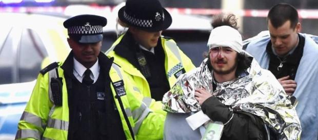 Ferido é socorrido após atentado próximo ao parlamento de Londres Ferido é socorrido após atentado próximo ao parlamento de Londres