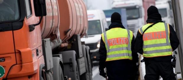 Illegale Einreise - Viele Flüchtlinge in Fernbussen aufgegriffen ... - bild.de Illegale Einreise - Viele Flüchtlinge in Fernbussen aufgegriffen ... - bild.de