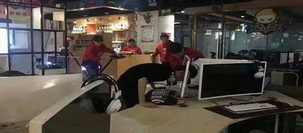 Jovem golpeou o monitor com a cabeça (Reprodução/Chinapress) Jovem golpeou o monitor com a cabeça (Reprodução/Chinapress)