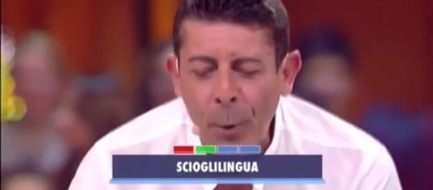 Luca Laurenti mentre legge le domande al concorrente Luca Laurenti mentre legge le domande al concorrente