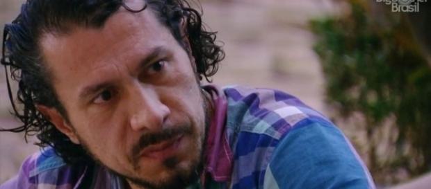 Rômulo foi eliminado do BBB17 e familiares de Marcos o apoiaram Rômulo foi eliminado do BBB17 e familiares de Marcos o apoiaram