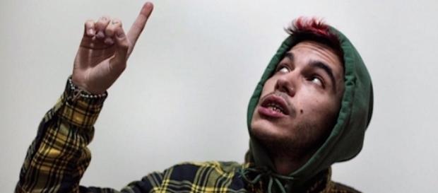 Sfera Ebbasta è uno degli artisti più rappresentativi della nuova scuola del rap italiano. Sfera Ebbasta è uno degli artisti più rappresentativi della nuova scuola del rap italiano.