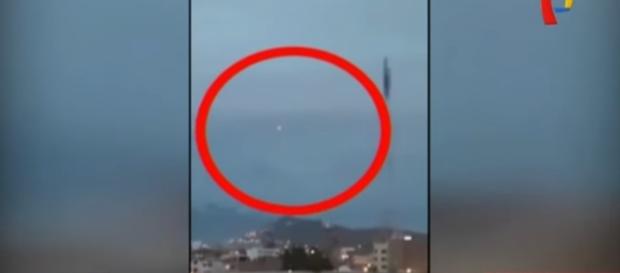 Sopra, un fermo immagine del misterioso oggetto luminoso filmato a Trujillo (Perù) Sopra, un fermo immagine del misterioso oggetto luminoso filmato a Trujillo (Perù)