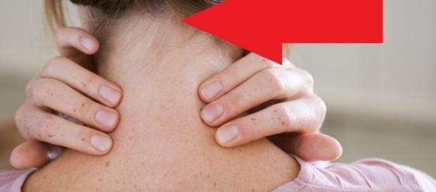 Veja o acontece se você colocar um cubo de gelo no pescoço Veja o acontece se você colocar um cubo de gelo no pescoço