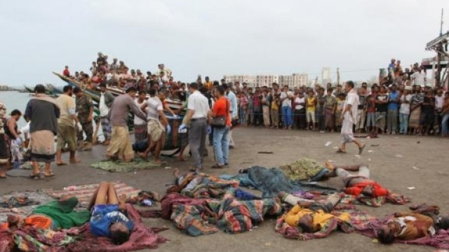 Il soccorso ai superstiti somali dopo l'affondamento del barcone in fuga dallo Yemen