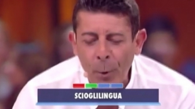 Luca Laurenti mentre legge le domande al concorrente