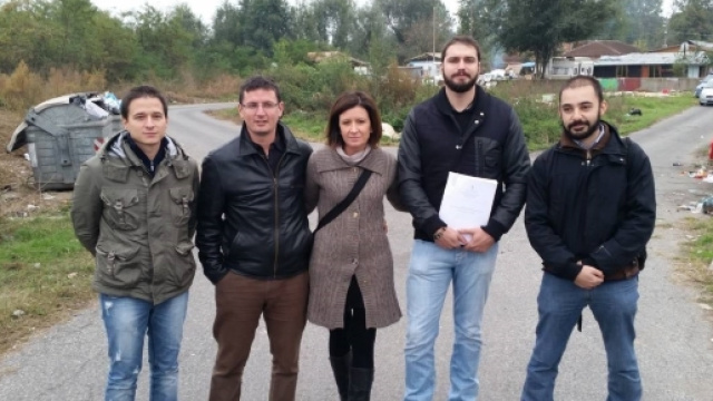 Maurizio Marrone, il secondo a sinistra, con i suoi collaboratori durante un sopralluogo nei campo rom di Torino.