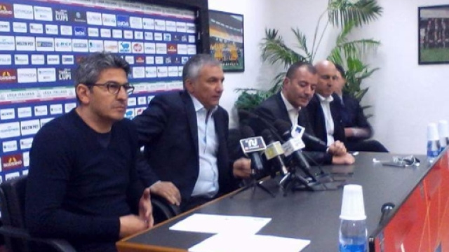 Padalino e i dirigenti del Lecce. Foto Salento Giallorosso.