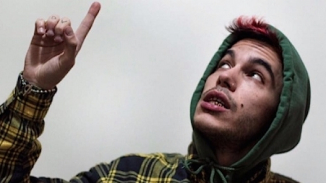 Sfera Ebbasta è uno degli artisti più rappresentativi della nuova scuola del rap italiano.