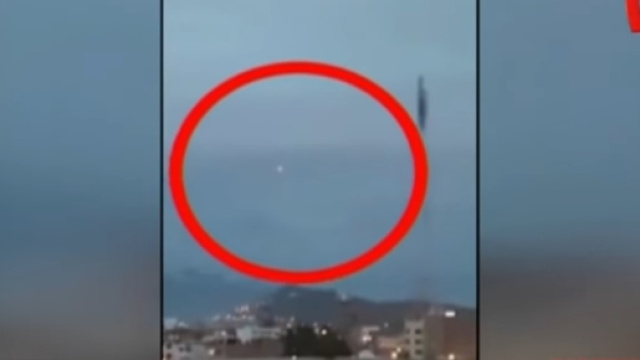 Sopra, un fermo immagine del misterioso oggetto luminoso filmato a Trujillo (Perù)