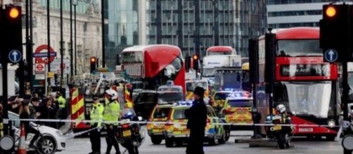 Attentato Londra: donna si salva buttandosi dal Tamigi
