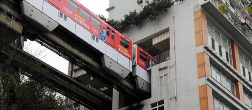 Cina, il metrò di Chongqing che passa al sesto piano di un ... - corriere.it