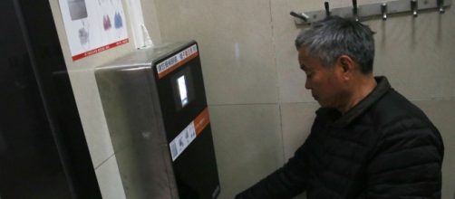 Distributore di carta igienica con riconoscimento facciale: 'trovata' dell'amministrazione di Pechino per evitare furti di rotoli. Foto: theverge.com.