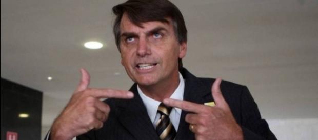 Bolsonaro foi vítima de um "ataque de beijos" Bolsonaro foi vítima de um "ataque de beijos"