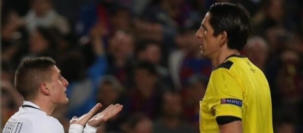 Deniz Aytekin lors du PSG - FCB Deniz Aytekin lors du PSG - FCB