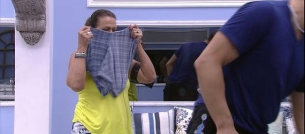 Ieda cheirando o fundo da cueca de Rômulo (Foto: Reprodução/TV Globo) Ieda cheirando o fundo da cueca de Rômulo (Foto: Reprodução/TV Globo)