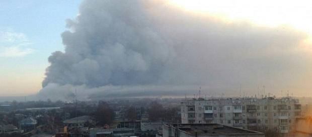 Na imagem a fumaça gerada pela explosão, o local precisou ser evacuado. (Reprodução/Twitter). Na imagem a fumaça gerada pela explosão, o local precisou ser evacuado. (Reprodução/Twitter).
