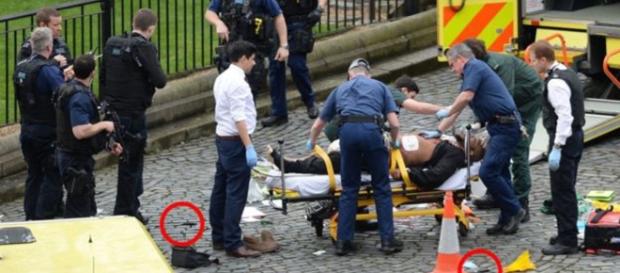 O suposto terrorista chegou receber tratamento médico, enquanto duas facas estão no chão. (Foto: PA/BBC News) O suposto terrorista chegou receber tratamento médico, enquanto duas facas estão no chão. (Foto: PA/BBC News)