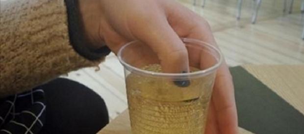 Pesquisadores inventaram esmalte capaz de detectar drogas em bebidas batizadas Pesquisadores inventaram esmalte capaz de detectar drogas em bebidas batizadas