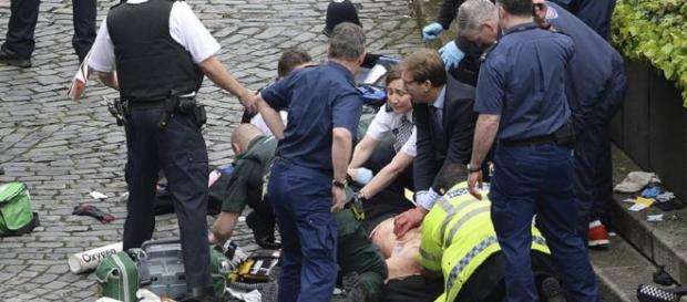 Tobias Ellowd é o deputado britânico que na imagem se vê a realizar as manobras de reanimação ao polícia esfaqueado Tobias Ellowd é o deputado britânico que na imagem se vê a realizar as manobras de reanimação ao polícia esfaqueado